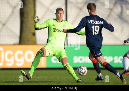 Amsterdam. Pays-Bas. 9 janvier 2021. AMSTERDAM, PAYS-BAS - JANVIER 9: G-R: Gardien de but Kjell Scherpen de Jong Ajax, Jelle Goselink de Helmond Sport pendant le match hollandais Keukenkampioendivisioenie entre Ajax U23 et Helmond Sport à de Toekomst le 9 janvier 2021 à Amsterdam, pays-Bas (photo de Marcel ter Bals/BSR AgencyOrange Picturesy Live News) Banque D'Images