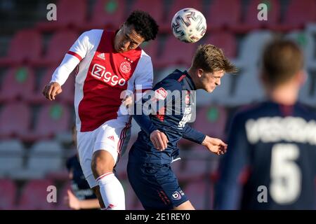 Amsterdam. Pays-Bas. 9 janvier 2021. AMSTERDAM, PAYS-BAS - JANVIER 9: G-D: Nordin Musampa de Jong Ajax, Jelle Goselink de Helmond Sport pendant le match hollandais de Keukenkampiodivision entre Ajax U23 et Helmond Sport à de Toekomst le 9 janvier 2021 à Amsterdam, pays-Bas (photo de Marcel ter Bals/BSR AgencyOrange Picturesamy Live News) Banque D'Images