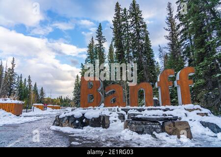 Banff Town Sign In hiver enneigé. Parc national Banff, Rocheuses canadiennes. Banque D'Images