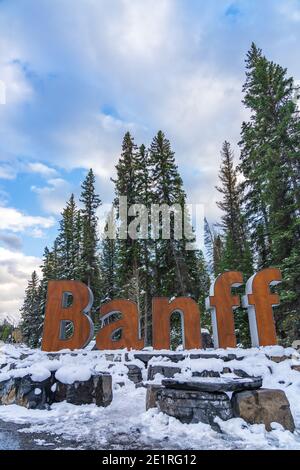 Banff Town Sign In hiver enneigé. Parc national Banff, Rocheuses canadiennes. Banque D'Images