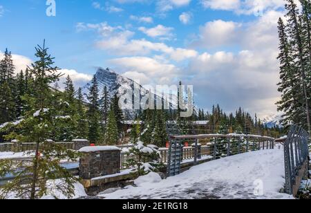 Vue sur la rue de la ville de Banff en hiver enneigé. Parc national Banff, Rocheuses canadiennes. Banque D'Images