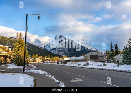 Vue sur la rue de la ville de Banff en hiver enneigé. Parc national Banff, Rocheuses canadiennes. Banque D'Images