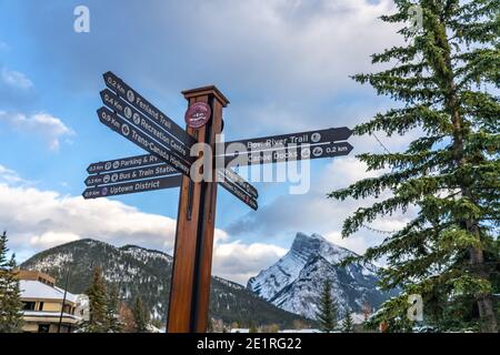 Panneau de la ville de Banff Street en hiver enneigé. Parc national Banff, Rocheuses canadiennes. Banque D'Images