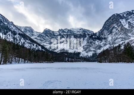 lac gelé langbathsee hinterer dans la région autrichienne supérieure salzkammergut Banque D'Images