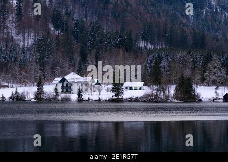 maison de forêt près du lac vorderer langbathsee dans la haute autrichienne région salzkammergut Banque D'Images