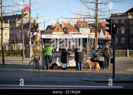 Chariot à saucisse danois/support pour hot dog (pølsevogn) ; Kongens Nytorv, Copenhague, Danemark Banque D'Images