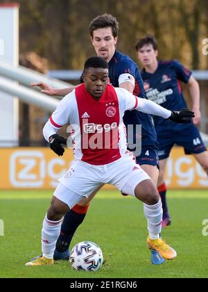 Amsterdam. Pays-Bas. 9 janvier 2021. AMSTERDAM, PAYS-BAS - JANVIER 9: G-D: Sontje Hansen de Jong Ajax, Alec Van Hoorenbeeck de Helmond Sport pendant le match hollandais Keukenkampioosdivision entre Ajax U23 et Helmond Sport de Toekomst le 9 janvier 2021 à Amsterdam, pays-Bas (photo de Marcel ter Bals/BSR AgencyOrange Picturesamy Live News) Banque D'Images