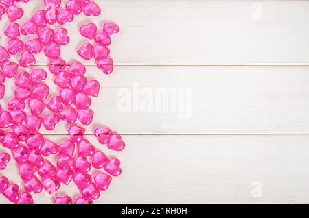 Fond de Saint-Valentin, coeurs roses sur fond blanc en bois avec espace de copie Banque D'Images