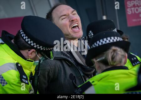 Londres, Royaume-Uni. 9 janvier 2021. Coronavirus : des arrestations sont effectuées lors d'une tentative de rassemblement anti-verrouillage à Clapham Common contre les restrictions actuelles du gouvernement, y compris les prises de distance publiques et les rassemblements de grande envergure. Les partisans de la conspiration rejettent les vaccins et prétendent que la pandémie de COVID-19 est un canular. Credit: Guy Corbishley/Alamy Live News Banque D'Images