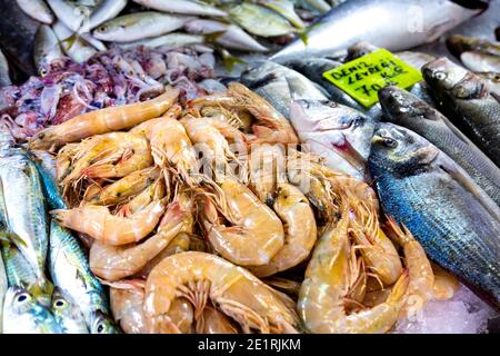 Crevettes fraîches au marché aux poissons de Fethiye, Riviera turque, Turquie Banque D'Images