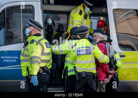 Londres, Royaume-Uni. 9 janvier 2021. Coronavirus : des arrestations sont effectuées lors d'une tentative de rassemblement anti-verrouillage à Clapham Common contre les restrictions actuelles du gouvernement, y compris les prises de distance publiques et les rassemblements de grande envergure. Les partisans de la conspiration rejettent les vaccins et prétendent que la pandémie de COVID-19 est un canular. Credit: Guy Corbishley/Alamy Live News Banque D'Images