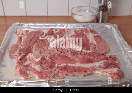Côtelettes de porc, tranches, sur une plaque de cuisson. Photo de haute qualité Banque D'Images