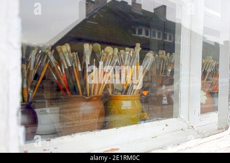 pinceaux en pots sur une fenêtre d'un studio d'artiste et galerie Banque D'Images