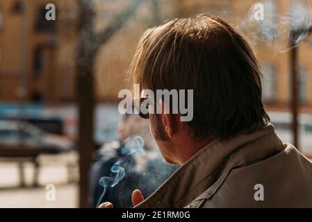 Un fumeur de derrière, portrait d'un fumeur de derrière, fumée, cigarette Banque D'Images