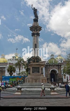 Monument aux héros du 10 août 1809, révolte contre la domination espagnole, érigée en 1906, statue de bronze, piédestal de pierre, plaque, 7 marches, chaîne, Corinthia Banque D'Images