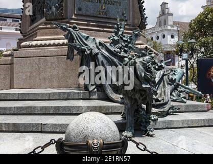 Monument de l'indépendance ; 1906 ; héros du 10 août 1809, révolte contre le règne espagnol, lion mourants représentant l'Espagne ; drapeau du Vatican sur terre ; sta de bronze Banque D'Images