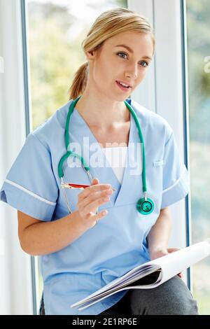 Nurse talking to patient Banque D'Images