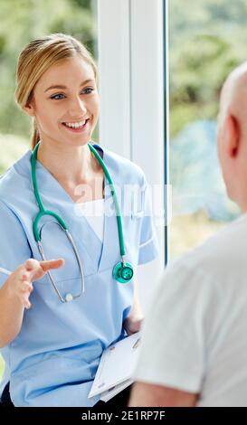 Nurse talking to patient Banque D'Images