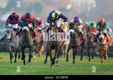 Boreham Bill monté par Ben Jones (au centre), effacer le dernier à gagner le Ladbrokes Lanzarote handicap, à l'hippodrome de Kempton Park. Banque D'Images