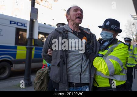 Londres, Royaume-Uni. 9 janvier 2021. L'homme a été arrêté et emmené dans une camionnette de police à Clapham Common Credit: Velar Grant/ZUMA Wire/Alamy Live News Banque D'Images