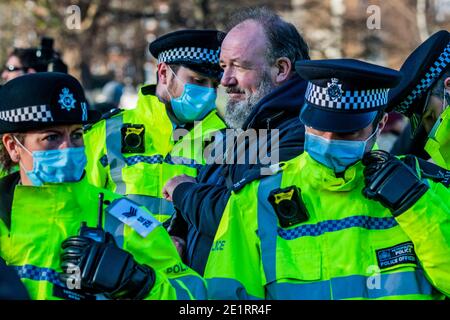 Londres, Royaume-Uni. 9 janvier 2021. Un homme sur Clapham Common semble très maltraité d'être arrêté - une protestation anti-vaccination anti-verrouillage pendant le dernier verrouillage complet, rester à la maison, Covid 19 instructions (qui a remplacé tier4). Sous la direction de Stand Up X, les vaccins ne sont pas testés et la pandémie du coronavirus est un canular et ce verrouillage est une atteinte à leurs libertés civiles. Crédit : Guy Bell/Alay Live News Banque D'Images