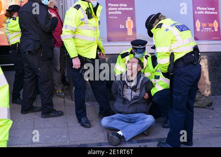 Des manifestants anti-blocage à Clapham Common. Peu de manifestants arrêtés par la police métropolitaine pour avoir enfreint les règlements de verrouillage de la COVID-19 Banque D'Images