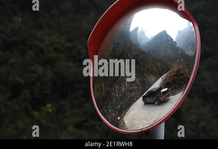 (210109) -- WUSHAN, 9 janvier 2021 (Xinhua) -- UN véhicule circule sur la route qui relie le village de Xiazhuang et le monde extérieur au village de Xiazhuang, canton de Zhuxian, comté de Wushan, dans le sud-ouest de la Chine, Chongqing, 7 janvier 2021. Pour ceux qui vivaient dans le village de Xiazhuang, il leur a fallu deux jours pour atteindre le comté le plus proche. Grâce aux efforts incessant de Mao Xianglin, les voyages onéreux sont devenus une histoire.en 1997, Mao Xianglin, âgé de 38 ans, la branche du secrétaire du Parti communiste chinois (PCC) du village de Xiazhuang et chef du comité du village, a mobilisé les villageois pour construire un bette Banque D'Images