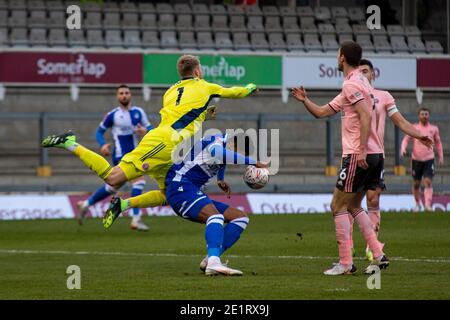 Bristol, Royaume-Uni. 09e janvier 2021. Sheffield le gardien de but Aaron Ramsdale (L) est en collision avec Jonas Ayunga de Bristol Rovers (R). The Emirates FA Cup, 3e round Match, Bristol Rovers v Sheffield United au Memorial Stadium de Bristol, Avon, le samedi 9 janvier 2021. Cette image ne peut être utilisée qu'à des fins éditoriales. Utilisation éditoriale uniquement, licence requise pour une utilisation commerciale. Aucune utilisation dans les Paris, les jeux ou les publications d'un seul club/ligue/joueur. photo de Lewis Mitchell/Andrew Orchard sports Photography/Alamy Live News crédit: Andrew Orchard sports Photography/Alamy Live News Banque D'Images