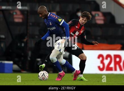 Dylan Bahamboula d'Oldham (à gauche) et Rodrigo Riquelme de l'AFC Bournemouth se disputent le ballon lors du troisième tour de la coupe Emirates FA au stade Vitality, à Bournemouth. Banque D'Images