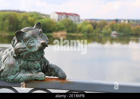 VINNYTSIA, UKRAINE - 29 AVRIL 2019 : statue de chat sur la balustrade du pont de Kiev Banque D'Images