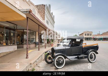 1926 Ford Model T garée dans les magasins Porch sur Mason County Square à Mason, Edwards plateau, Texas, États-Unis Banque D'Images