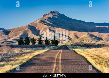 Big Aguja Mountain, RM 1832 Highway, au lever du soleil, Davis Mountains, Texas, États-Unis Banque D'Images