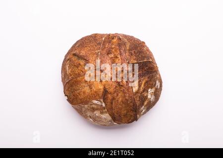 Pain rond de pain de levain fraîchement préparé sur fond blanc Banque D'Images