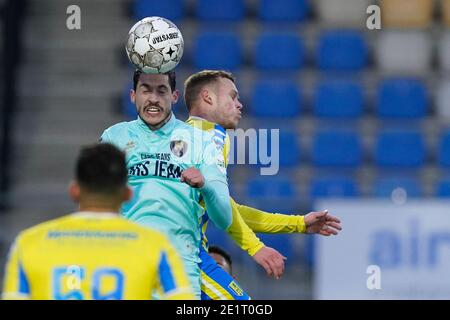 WAALWIJK, PAYS-BAS - JANVIER 9: Marko Vejinovic de l'ADO Den Haag, Lennerd Daneels du RKC Waalwijk, lors du match entre le RKC Waalwijk et l'ADO Den Haag au stade Mandalamy le 9 janvier 2021 à Waalwijk, pays-Bas (photo de Geert van Erwisveys/Orange Picturesven) Banque D'Images
