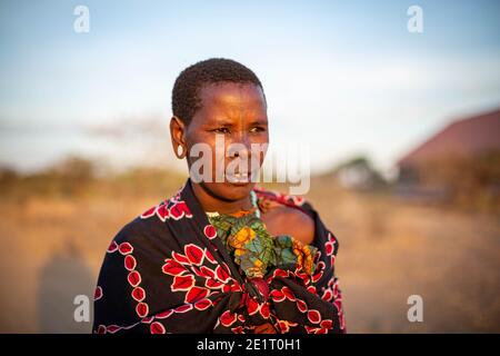 Femme d'âge moyen de Datoga dans ses vêtements traditionnels Banque D'Images