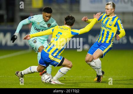 WAALWIJK, PAYS-BAS - JANVIER 9 : Vicente Besuijen de l'ADO Den Haag, Paul Quasten de RKC Waalwijk, Lennerd Daneels de RKC Waalwijk, lors du match néerlandais entre le RKC Waalwijk et l'ADO Den Haag au stade Mandamy le 9 janvier 2021 à Waalwijk, pays-Bas (photo de Geemakers van Erviert/Orange Picturesel/SR) Banque D'Images