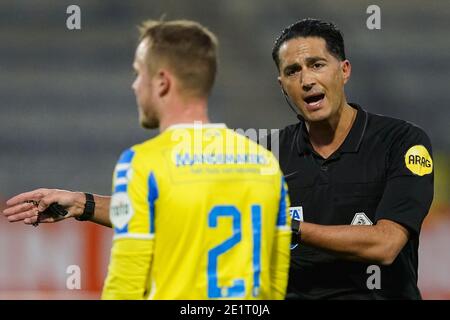 WAALWIJK, PAYS-BAS - JANVIER 9: Lennerd Daneels de RKC Waalwijk, Referee Serdar Gozubuyuk pendant le match d'Eredivisiie néerlandais entre RKC Waalwijk et ADO Den Haag au stade Mandemakers le 9 janvier 2021 à Waalwijk, pays-Bas (photo de Geert van Erven/BSR Agencyamy Live News) Banque D'Images