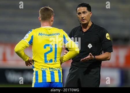 WAALWIJK, PAYS-BAS - JANVIER 9: Lennerd Daneels de RKC Waalwijk, Referee Serdar Gozubuyuk pendant le match de l'Eredivisie néerlandaise entre RKC Waalwijk an Banque D'Images