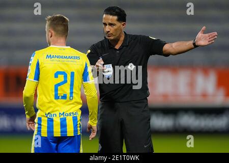 WAALWIJK, PAYS-BAS - JANVIER 9: Lennerd Daneels de RKC Waalwijk, Referee Serdar Gozubuyuk pendant le match de l'Eredivisie néerlandaise entre RKC Waalwijk an Banque D'Images