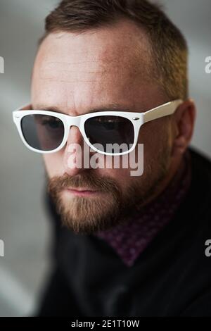 Portrait d'homme barbu. Guy barbu dans des lunettes de soleil. Gros plan de jolies lunettes de soleil à barbe Banque D'Images