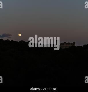 Pleine lune sur le château de Bellver, à Palma de Majorque. Banque D'Images