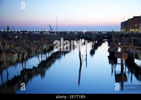 Culture de moules à la lumière du coucher du soleil dans le lagon de Chioggia. Chioggia, Venise. Banque D'Images