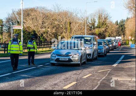 Ballinascarthy, West Cork, Irlande. 9 janvier 2021. Gardaï homme un point de contrôle à Ballinascarthy aujourd'hui dans le cadre de l'opération Fanacht. Le point de contrôle a entraîné des ralentisses du trafic. Crédit : AG News/Alay Live News Banque D'Images