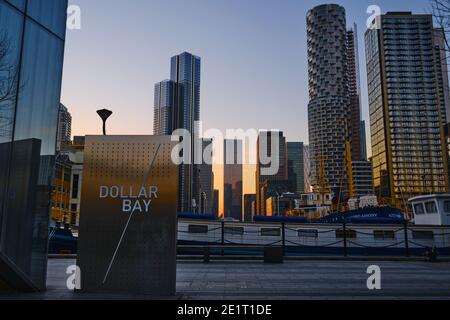 Coucher de soleil sur Dollar Bay, Wood Wharf et South Dock. Canary Wharf, Londres, 9 janvier 2021 Banque D'Images