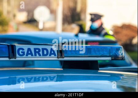 Ballinascarthy, West Cork, Irlande. 9 janvier 2021. Gardaï homme un point de contrôle à Ballinascarthy aujourd'hui dans le cadre de l'opération Fanacht. Le point de contrôle a entraîné des ralentisses du trafic. Crédit : AG News/Alay Live News Banque D'Images