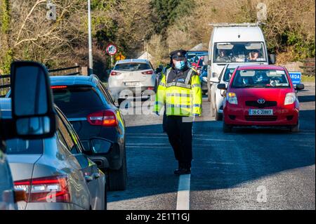 Ballinascarthy, West Cork, Irlande. 9 janvier 2021. Gardaï homme un point de contrôle à Ballinascarthy aujourd'hui dans le cadre de l'opération Fanacht. Le point de contrôle a entraîné des ralentisses du trafic. Crédit : AG News/Alay Live News Banque D'Images