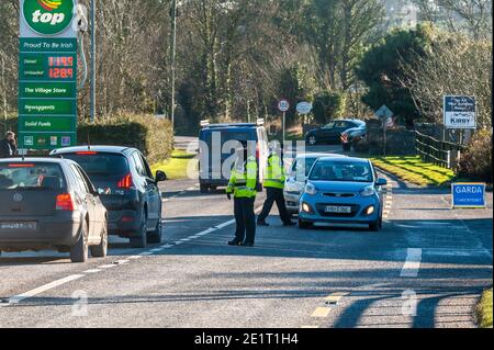 Ballinascarthy, West Cork, Irlande. 9 janvier 2021. Gardaï homme un point de contrôle à Ballinascarthy aujourd'hui dans le cadre de l'opération Fanacht. Le point de contrôle a entraîné des ralentisses du trafic. Crédit : AG News/Alay Live News Banque D'Images