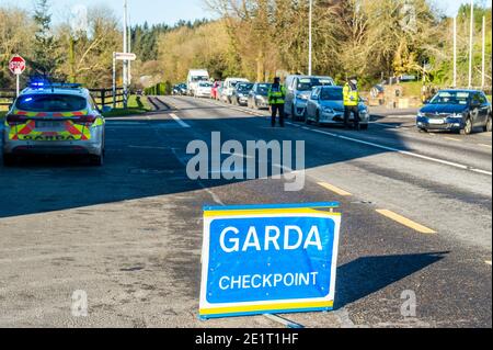 Ballinascarthy, West Cork, Irlande. 9 janvier 2021. Gardaï homme un point de contrôle à Ballinascarthy aujourd'hui dans le cadre de l'opération Fanacht. Le point de contrôle a entraîné des ralentisses du trafic. Crédit : AG News/Alay Live News Banque D'Images