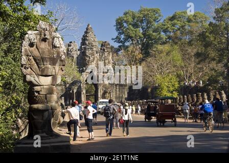 La porte sud d'Angkor Thom, la dernière et la plus durable capitale de l'empire khmer, le Cambodge. Banque D'Images