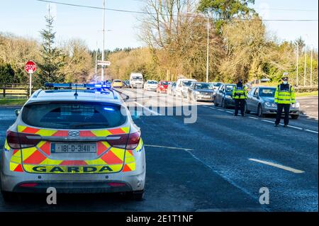 Ballinascarthy, West Cork, Irlande. 9 janvier 2021. Gardaï homme un point de contrôle à Ballinascarthy aujourd'hui dans le cadre de l'opération Fanacht. Le point de contrôle a entraîné des ralentisses du trafic. Crédit : AG News/Alay Live News Banque D'Images